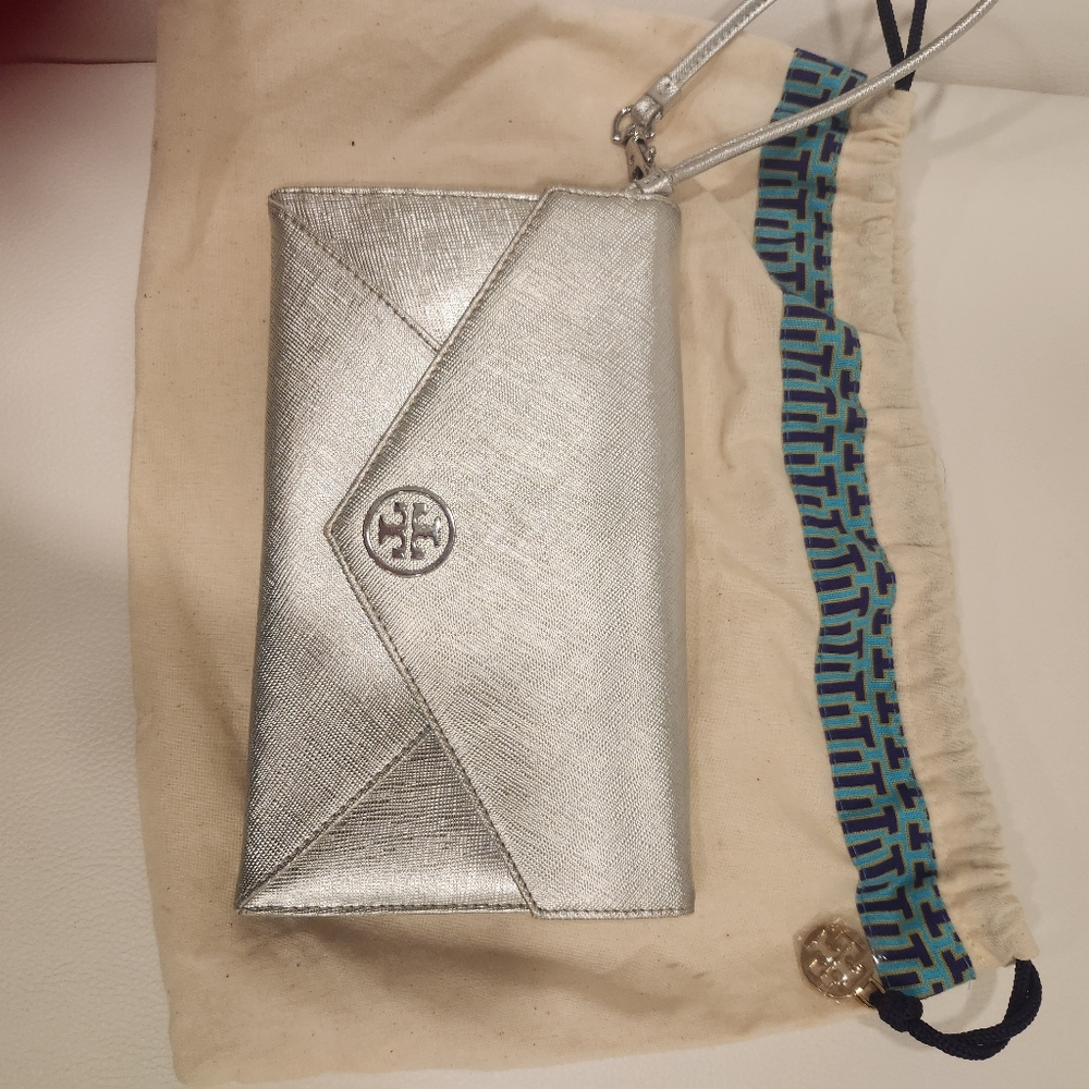 Tory Burch hand wrist silver color.